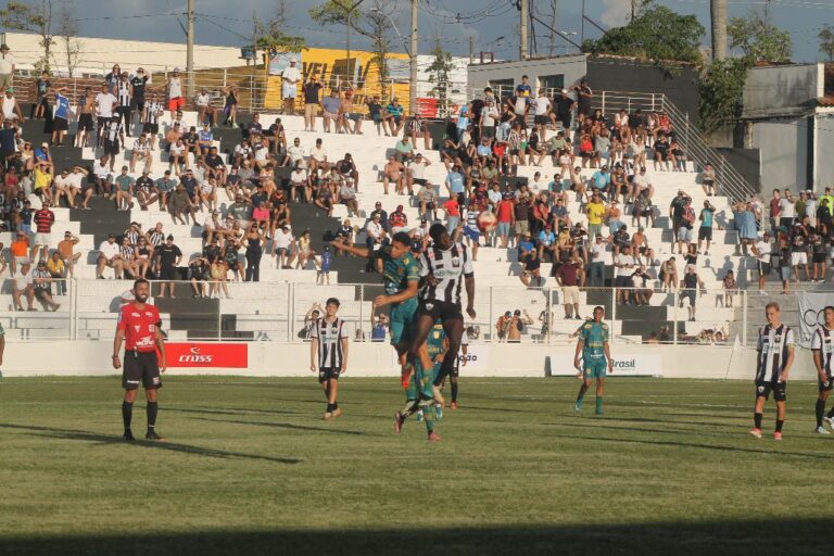 Disputa de bola entre Araxá e Paracatu diante da arquibancada