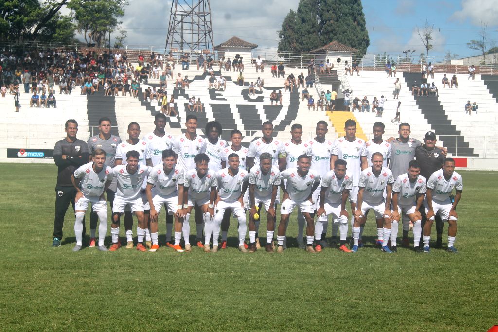 Elenco e comissão do Araxá reunidos no gramado do Fausto Alvim